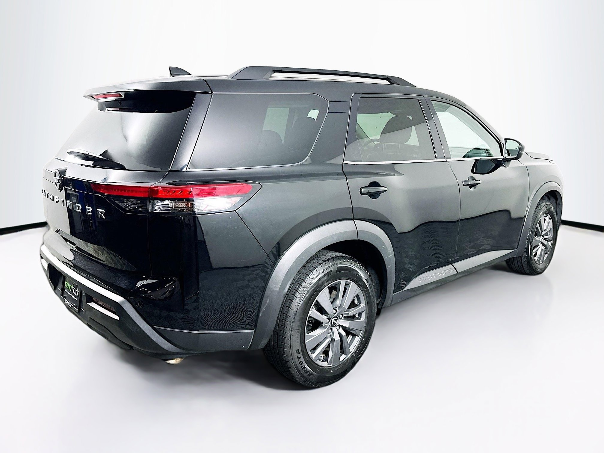 Used 2025 Nissan Pathfinder SV image 9