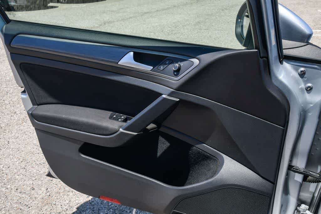 Used 2019 Volkswagen e-Golf SE FWD image 24