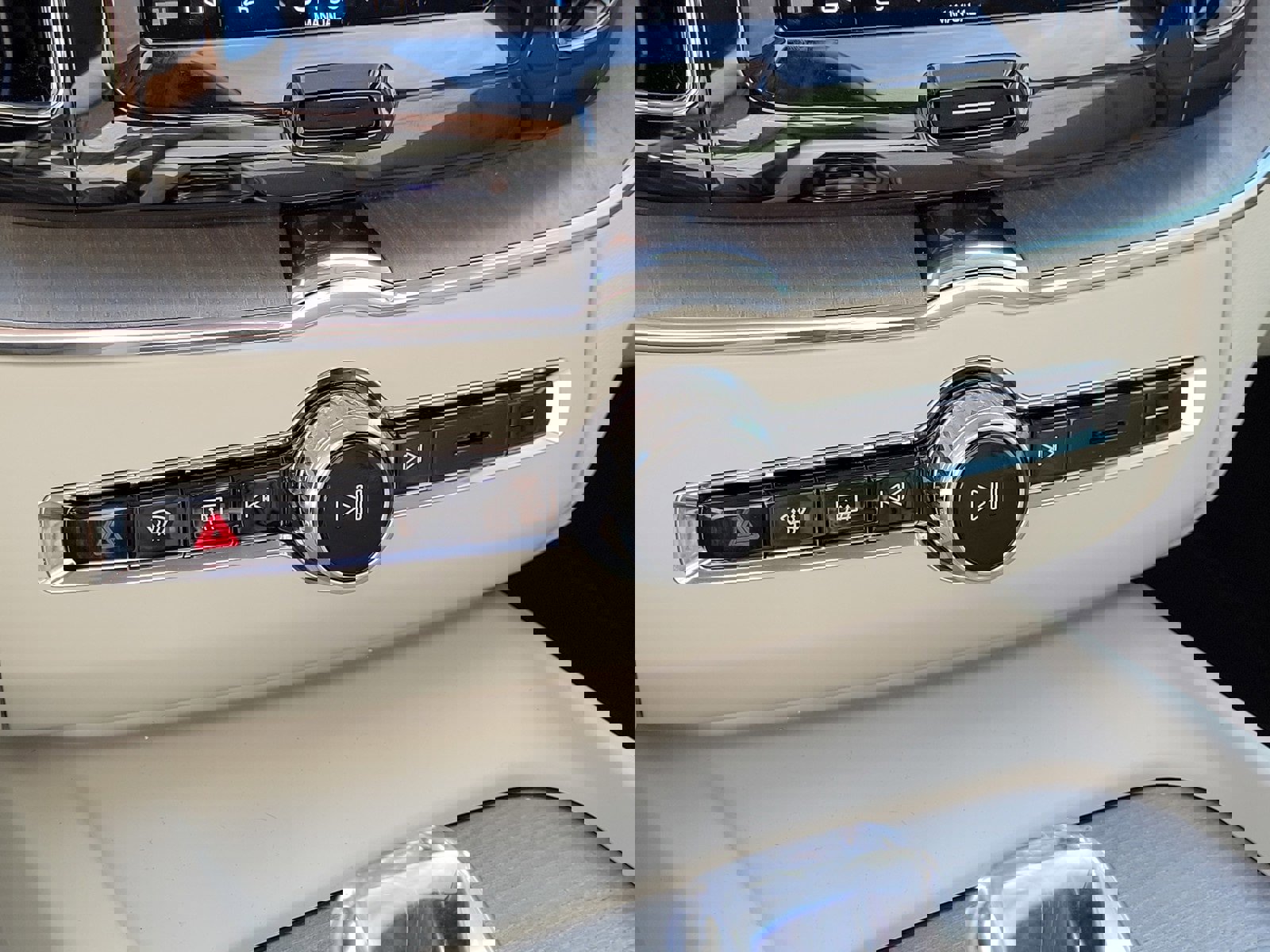 Certified 2024 Volvo XC60 T8 Ultimate w/ Protection Package Premier image 25