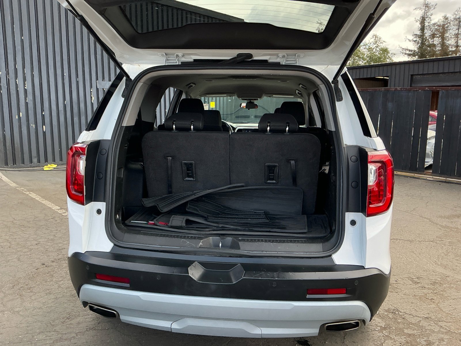 Used 2022 GMC Acadia SLE image 26