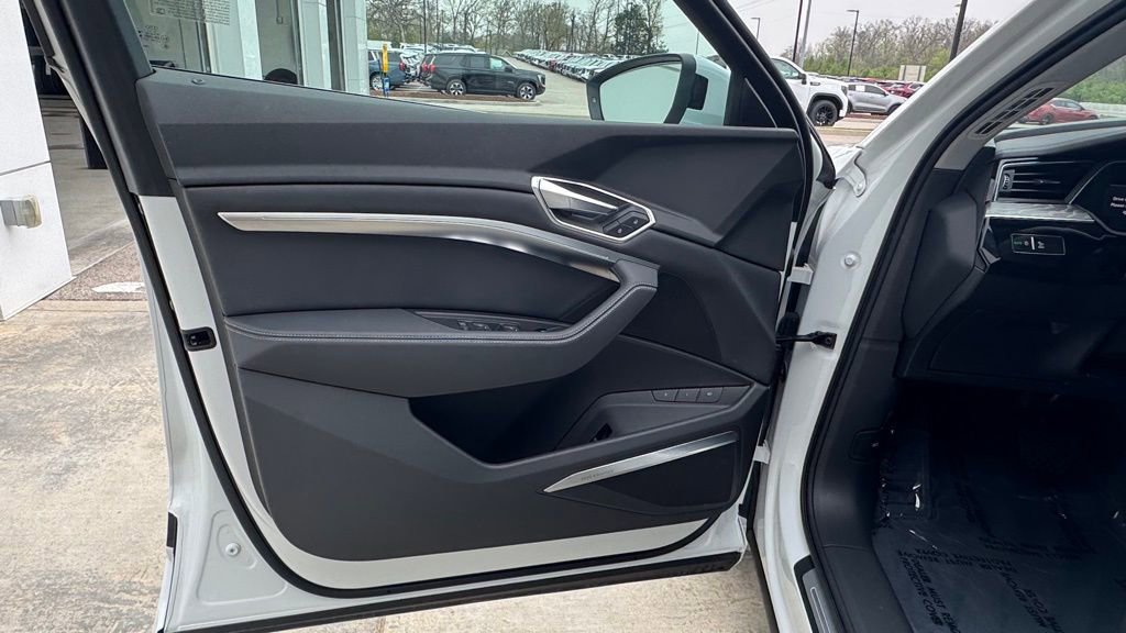 Used 2023 Audi e-tron Premium Plus image 19