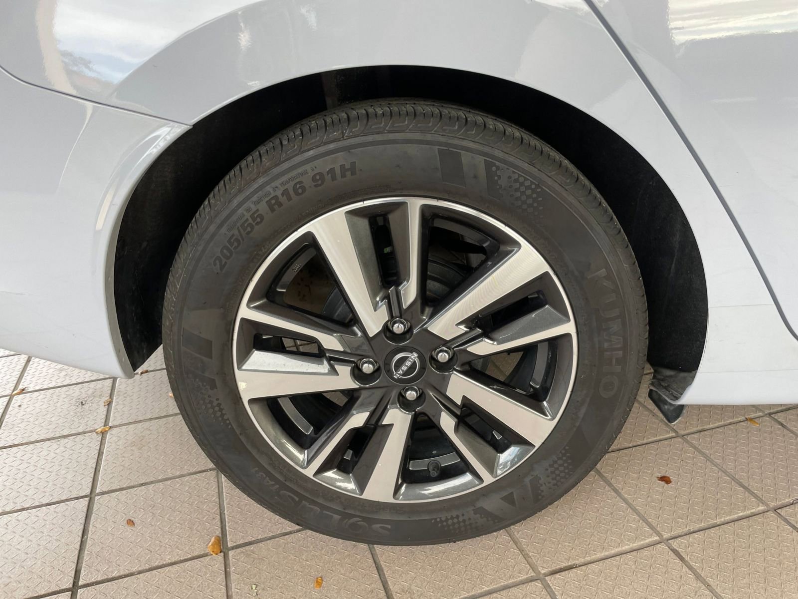 Used 2025 Nissan Versa SV image 28