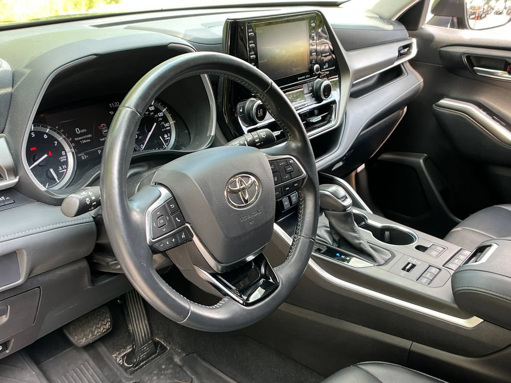 Used 2021 Toyota Highlander XLE AWD/4WD image 37