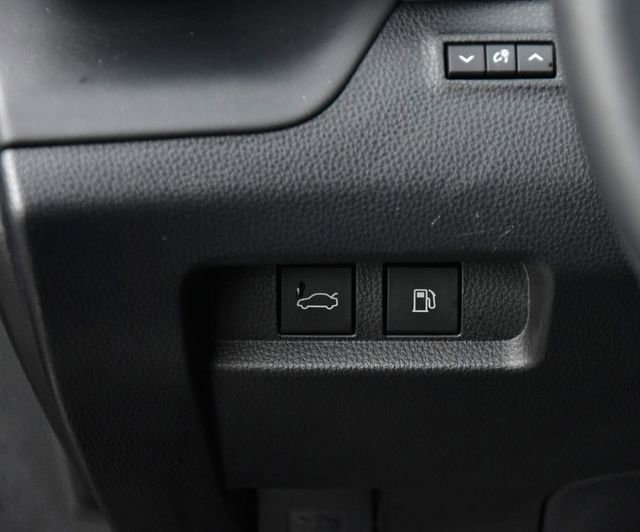 Used 2023 Toyota Crown Limited image 30