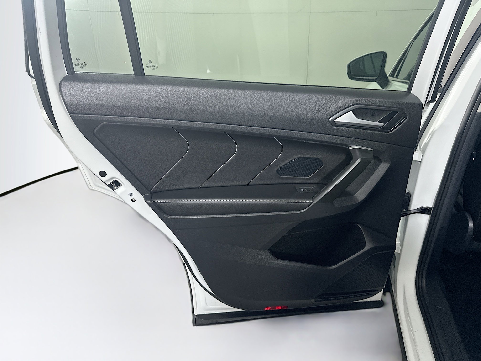 Used 2024 Volkswagen Tiguan SE image 25