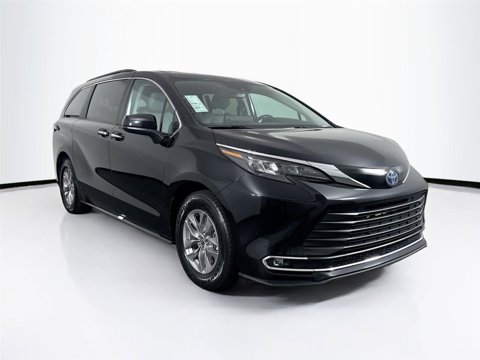 Certified 2024 Toyota Sienna XLE FWD image 9