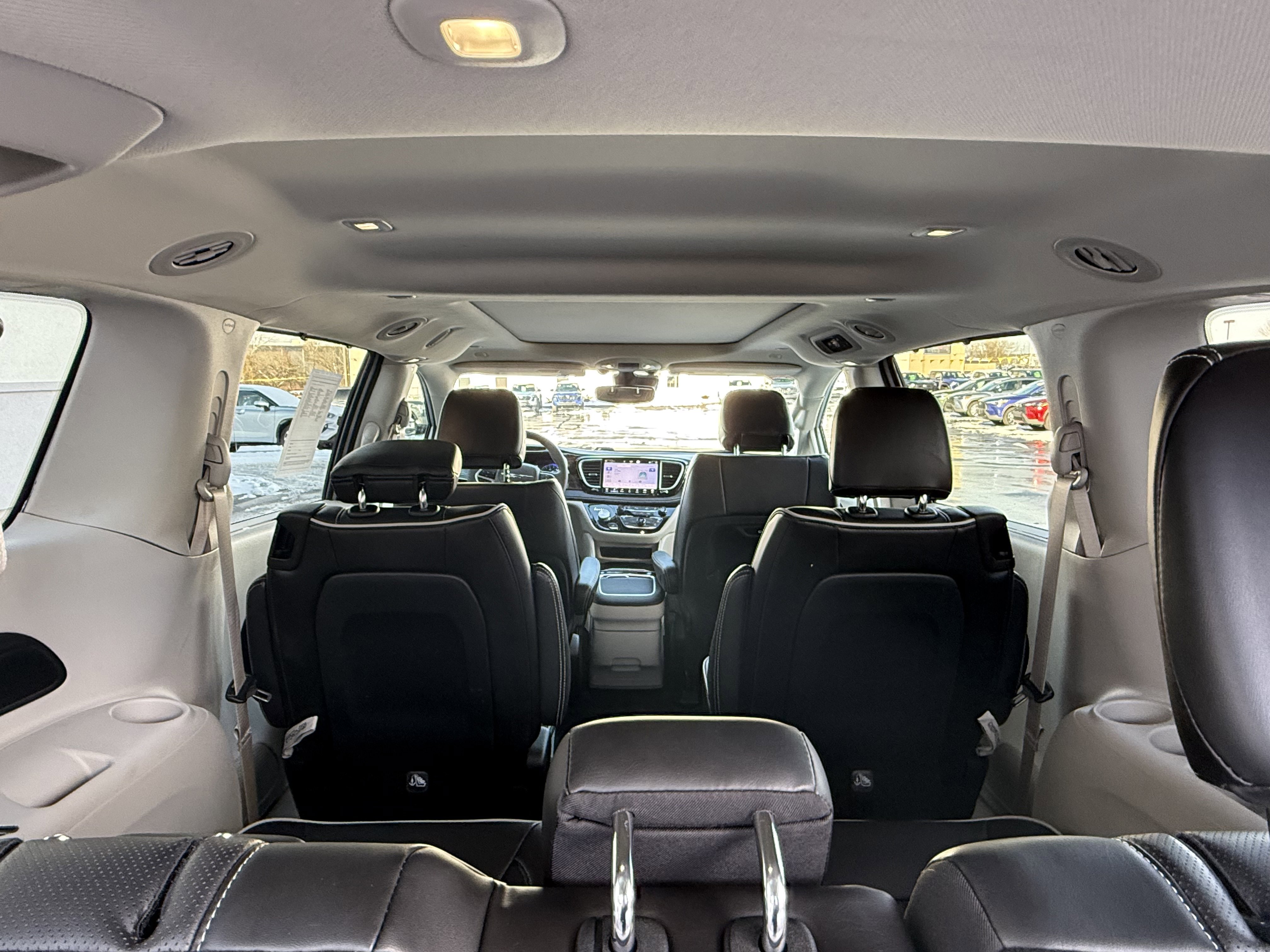 Used 2023 Chrysler Pacifica Limited image 9