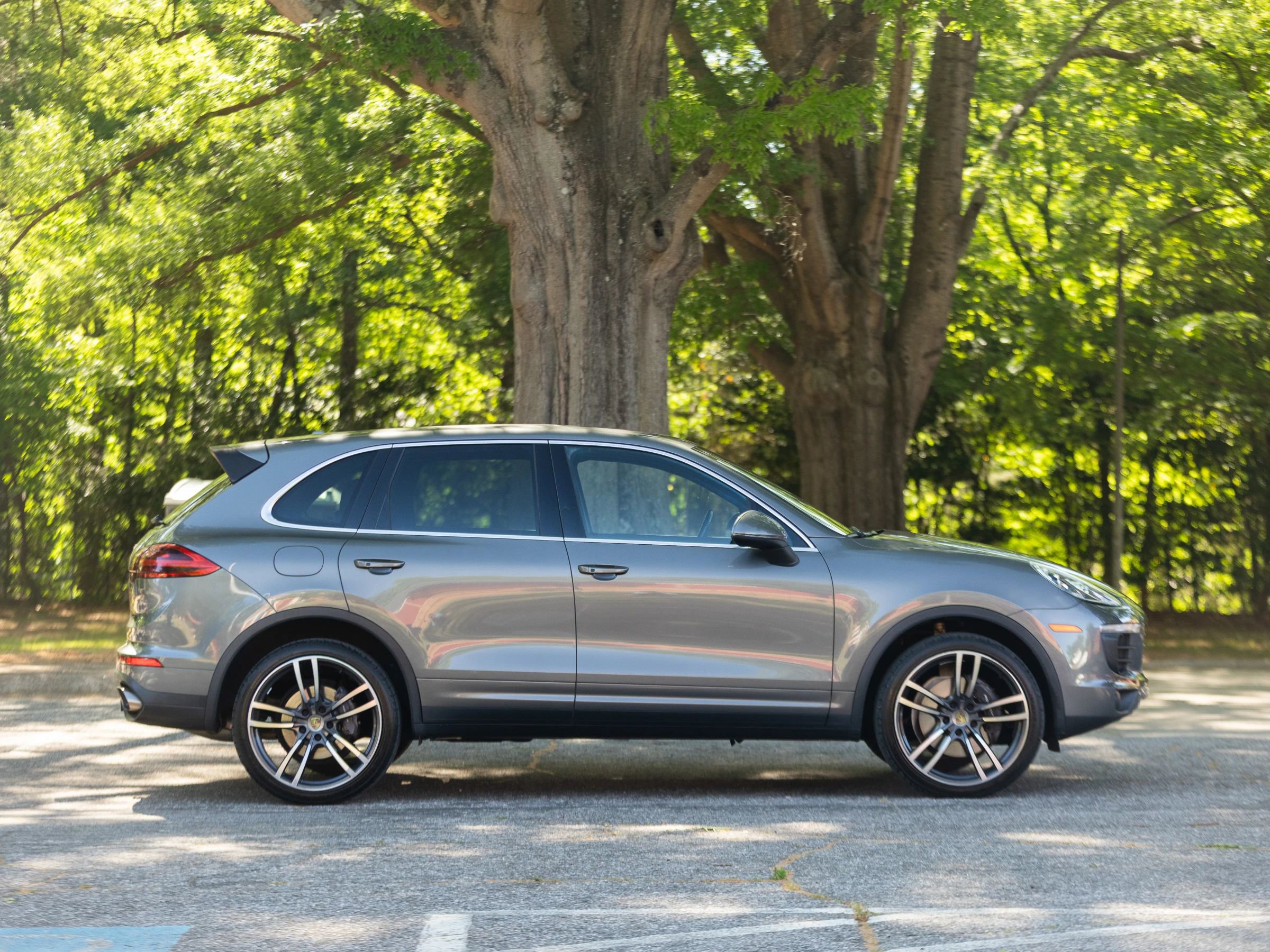 Used 2016 Porsche Cayenne w/ Premium Package AWD/4WD image 7