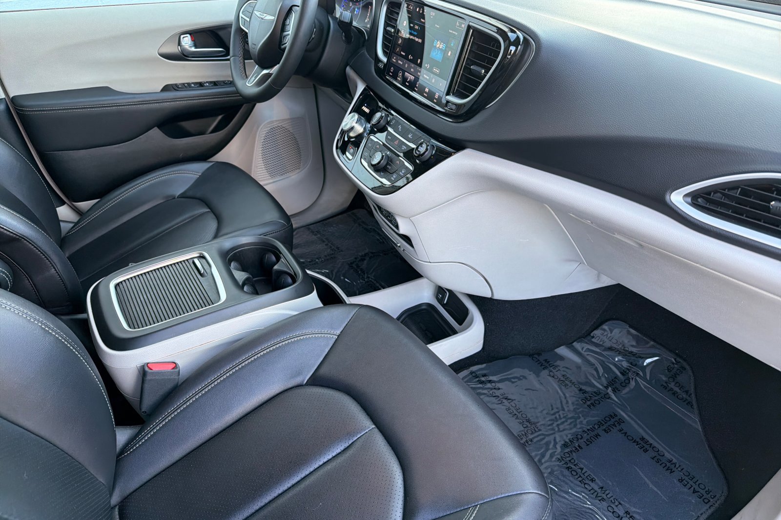 Used 2024 Chrysler Pacifica Touring-L image 16