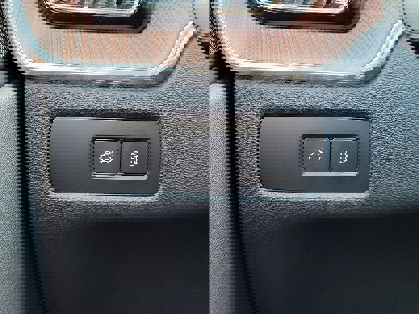 Certified 2024 Volvo XC60 T8 Ultimate w/ Protection Package Premier image 17