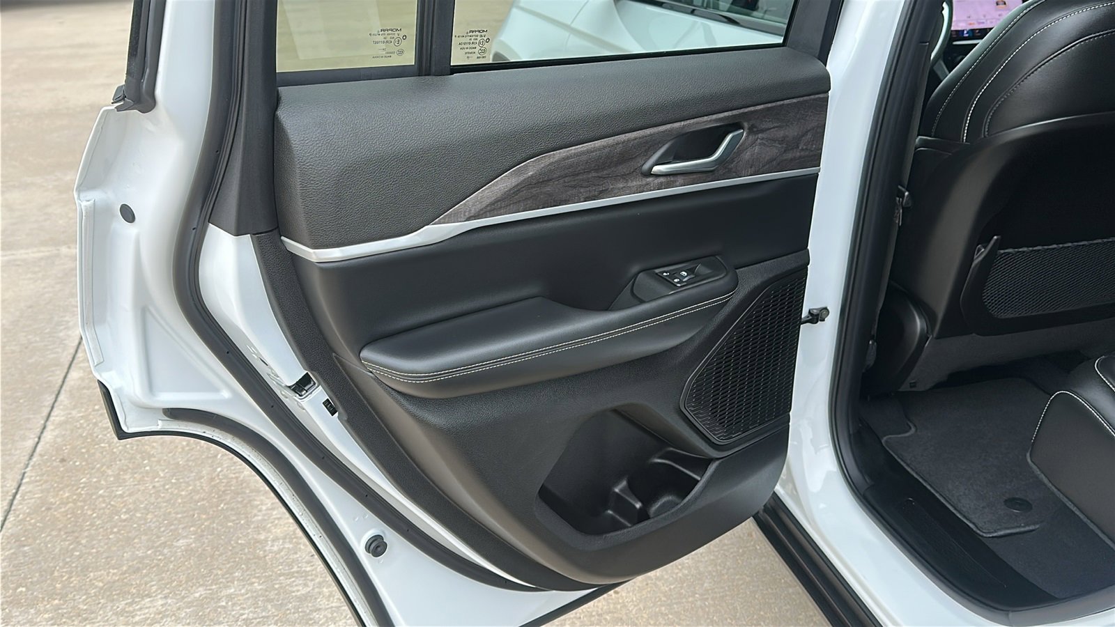 Used 2025 Jeep Grand Cherokee Limited w/ Trailer Tow Package image 23