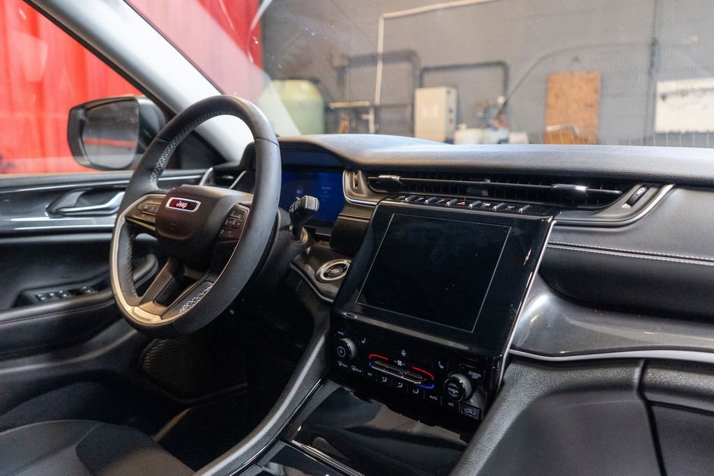 Used 2023 Jeep Grand Cherokee Laredo w/ Luxury Tech Group I image 12