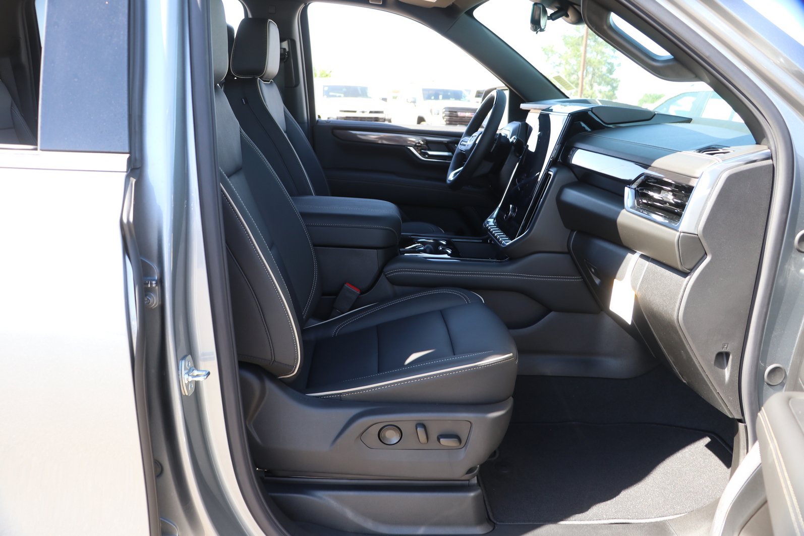 New 2026 GMC Yukon XL Elevation w/ Elevation Premium Package AWD/4WD image 35