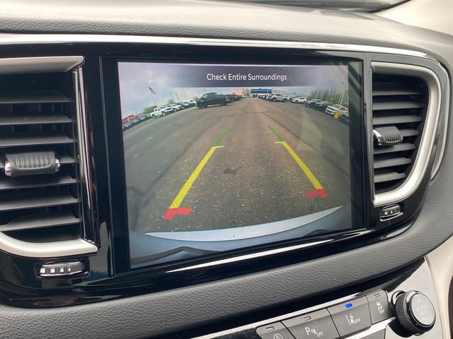 Used 2024 Chrysler Pacifica Touring-L FWD image 11