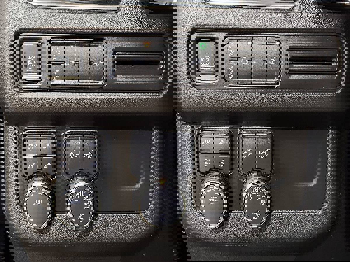 Used 2021 Chevrolet Suburban Z71 image 40