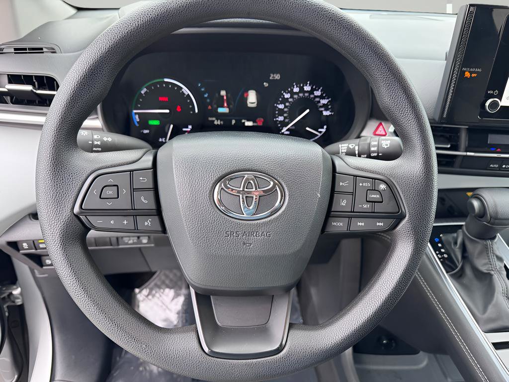 Used 2025 Toyota Sienna LE FWD image 13