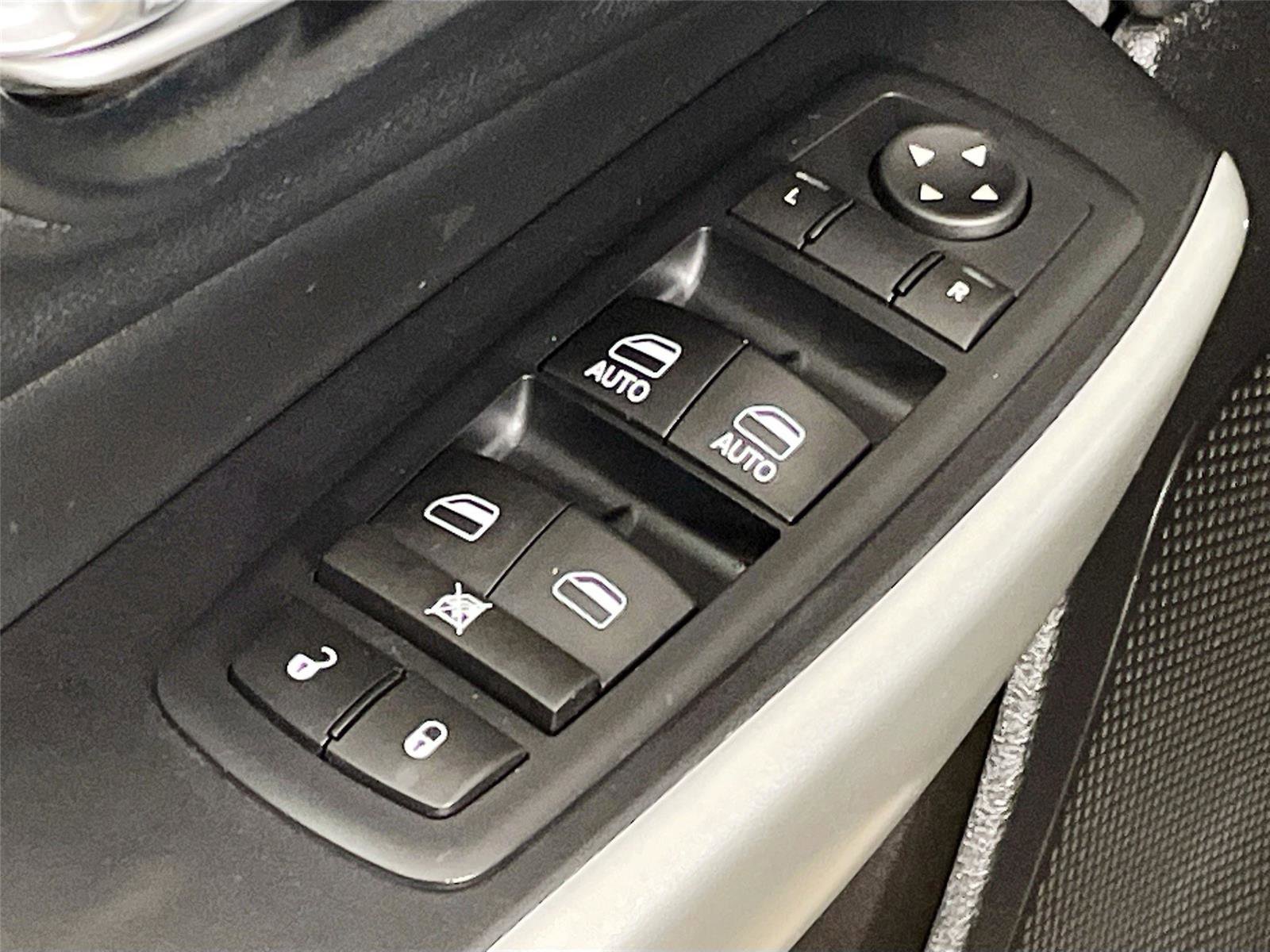 Used 2017 Jeep Cherokee Overland w/ Technology Group image 22