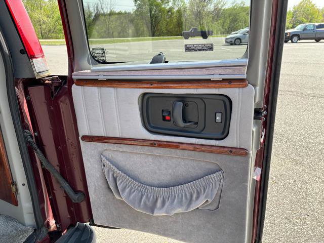 Used 1999 Chevrolet Express 1500 w/ Convenience Pkg image 32