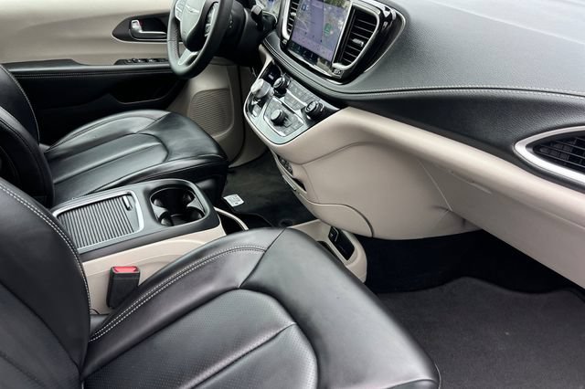Used 2023 Chrysler Pacifica Touring-L AWD/4WD image 18