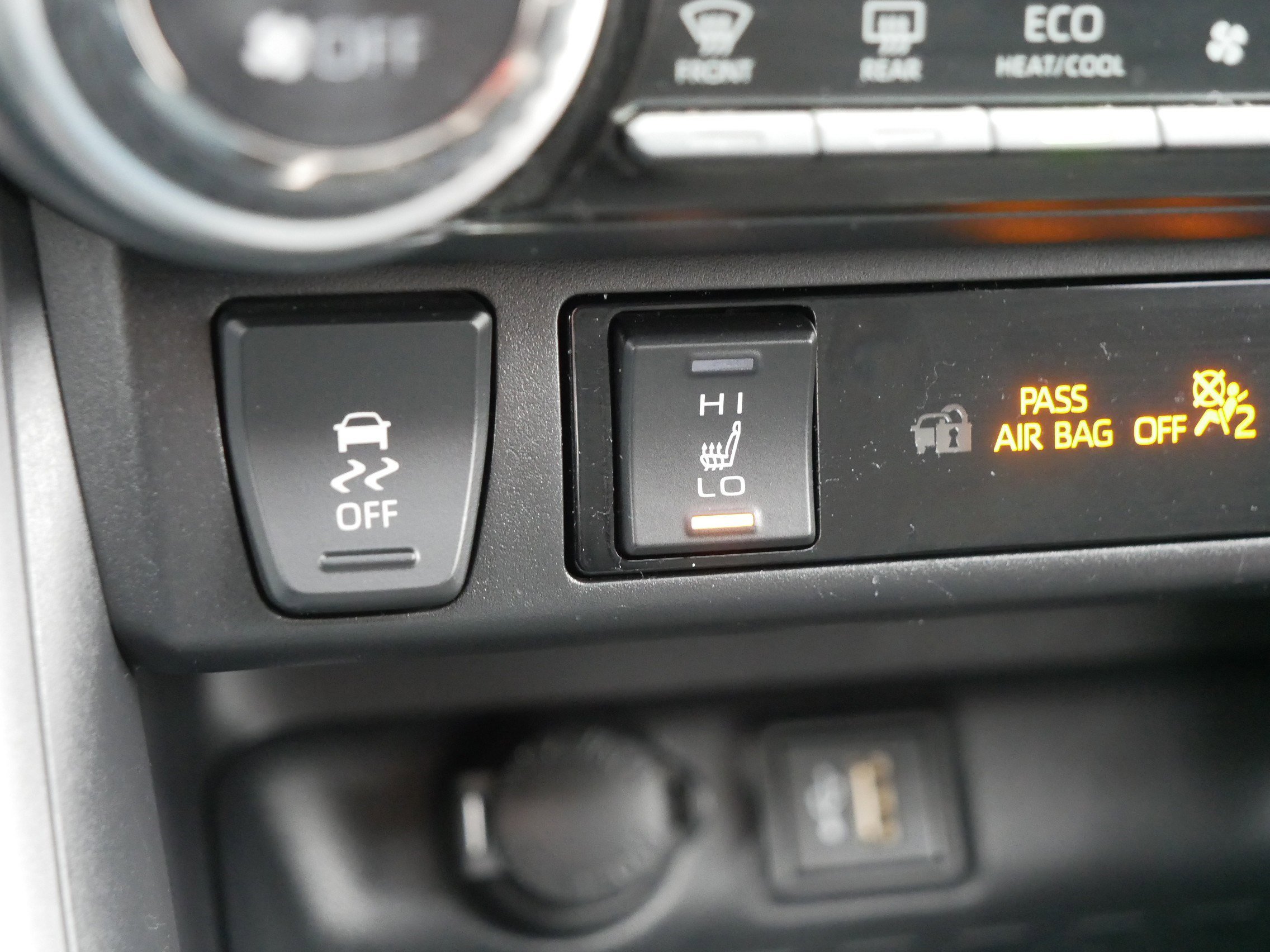 Used 2023 Toyota RAV4 XLE w/ Convenience Package image 28