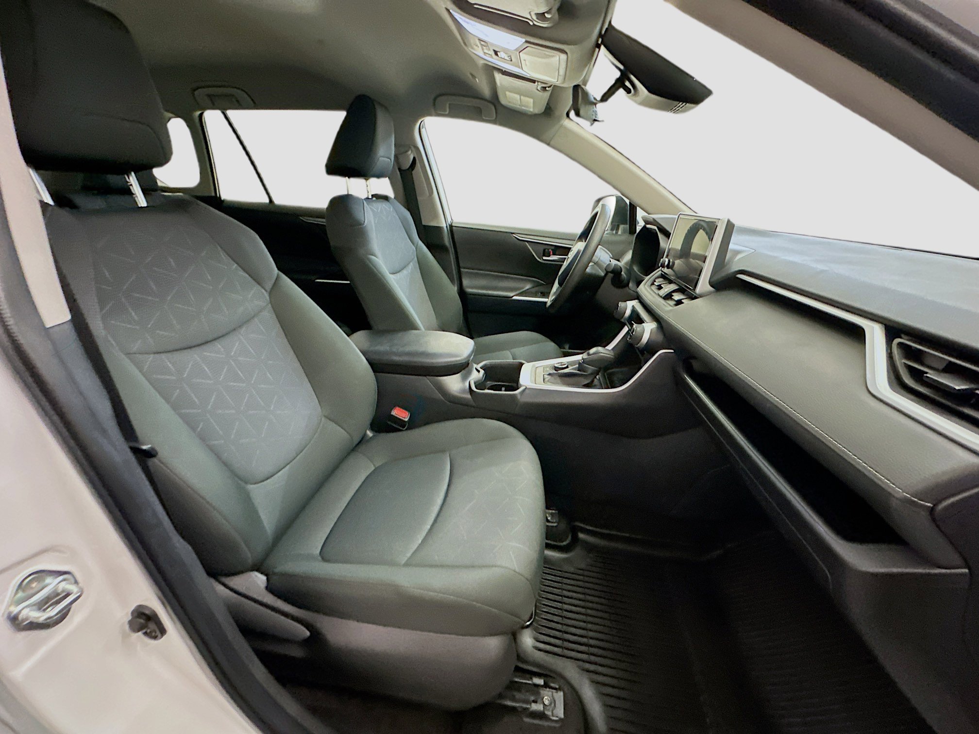 Used 2025 Toyota RAV4 XLE image 32