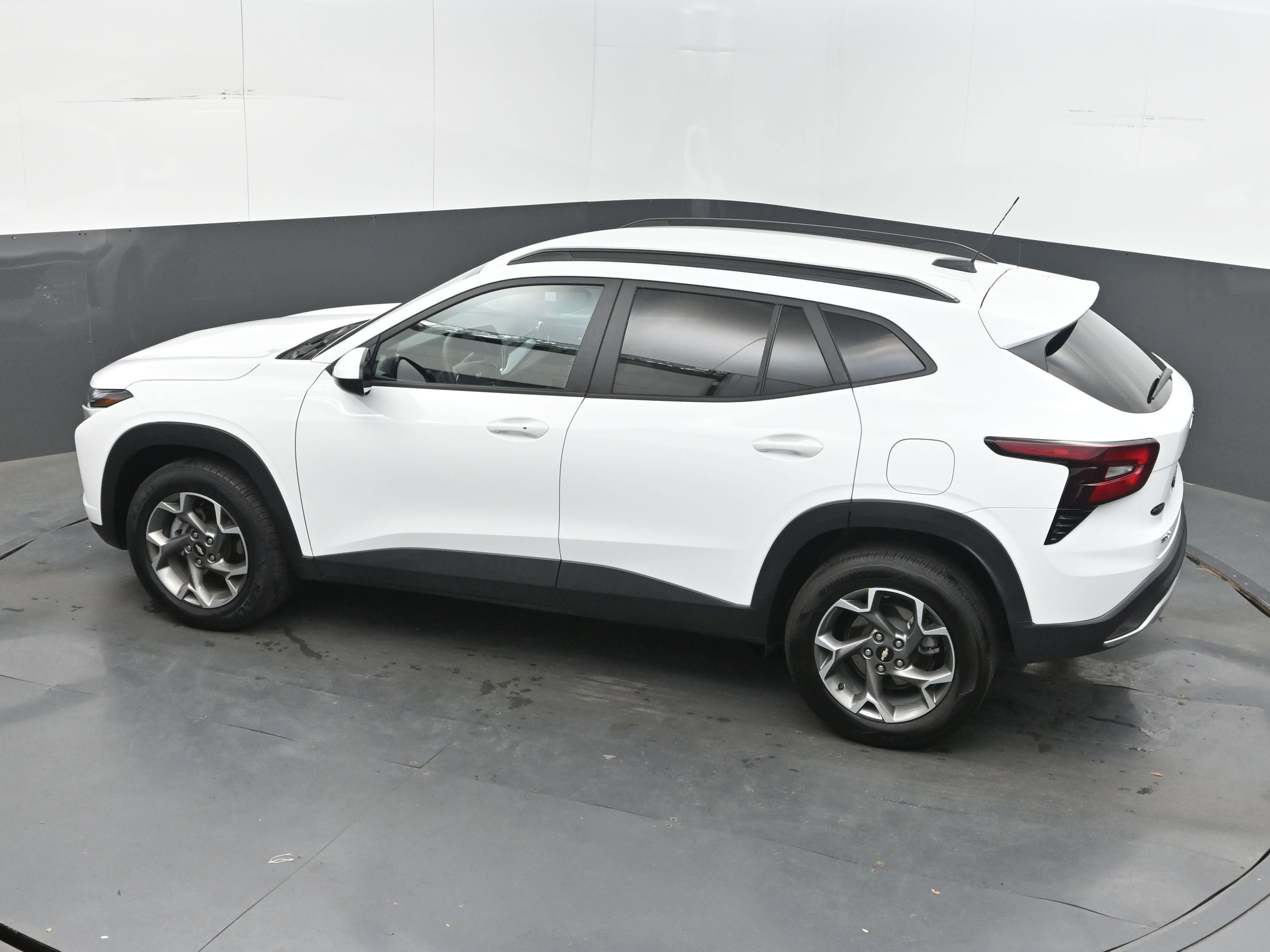 Used 2025 Chevrolet Trax LT w/ LT Convenience Package FWD image 32