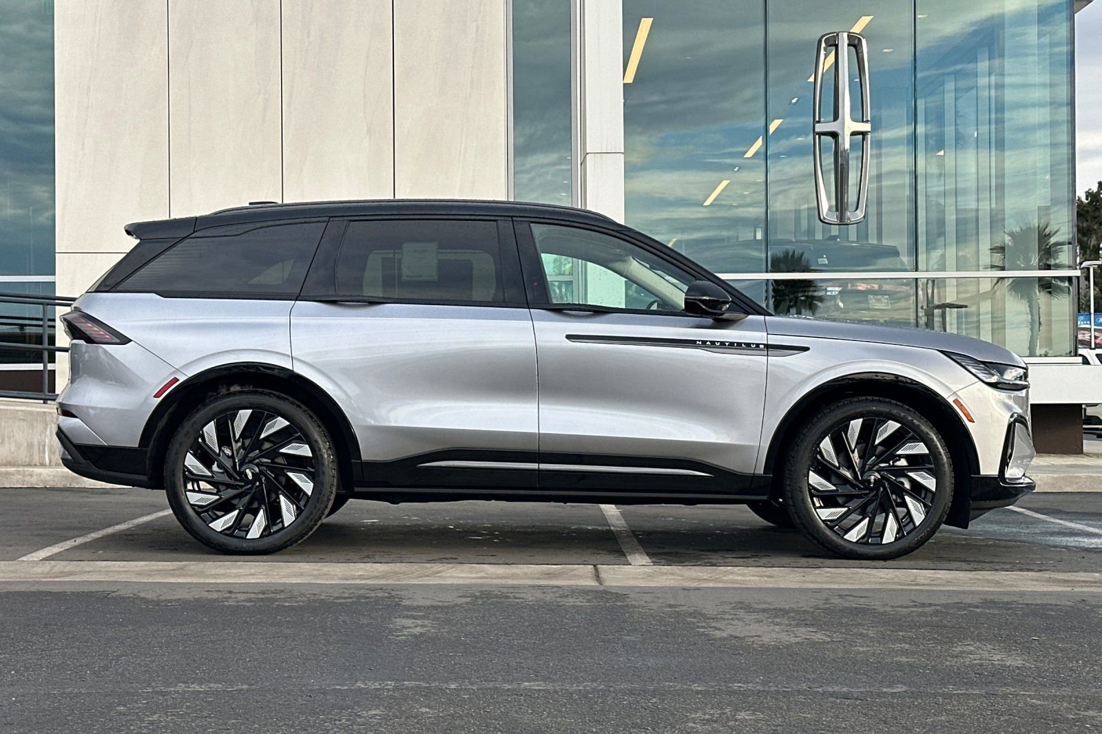 New 2026 Lincoln Nautilus Reserve w/ Jet Appearance Package image 2