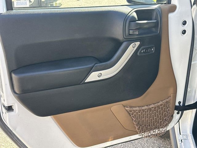 Used 2016 Jeep Wrangler Unlimited Rubicon w/ Connectivity Group image 17