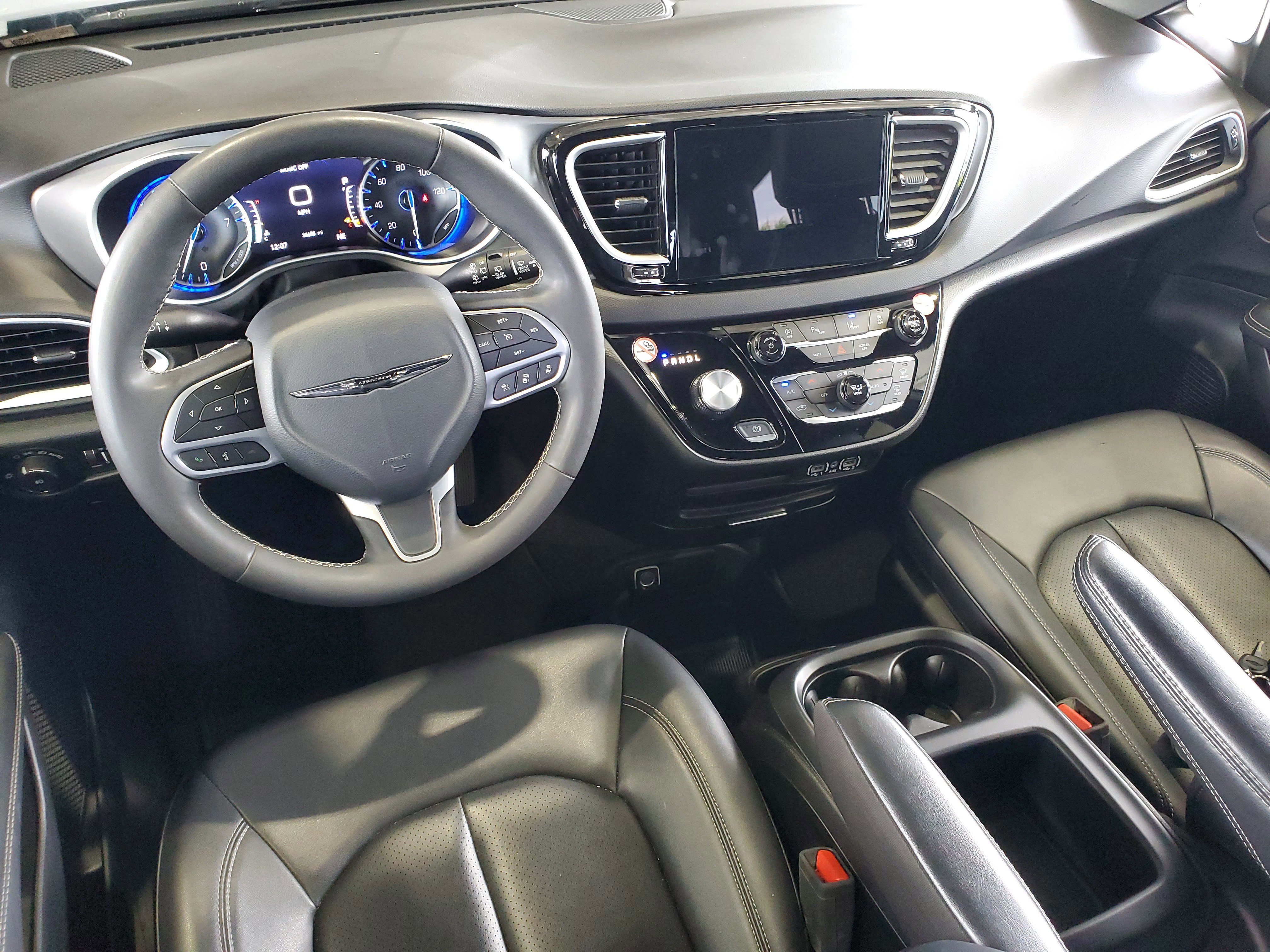 Used 2025 Chrysler Pacifica Select FWD image 12