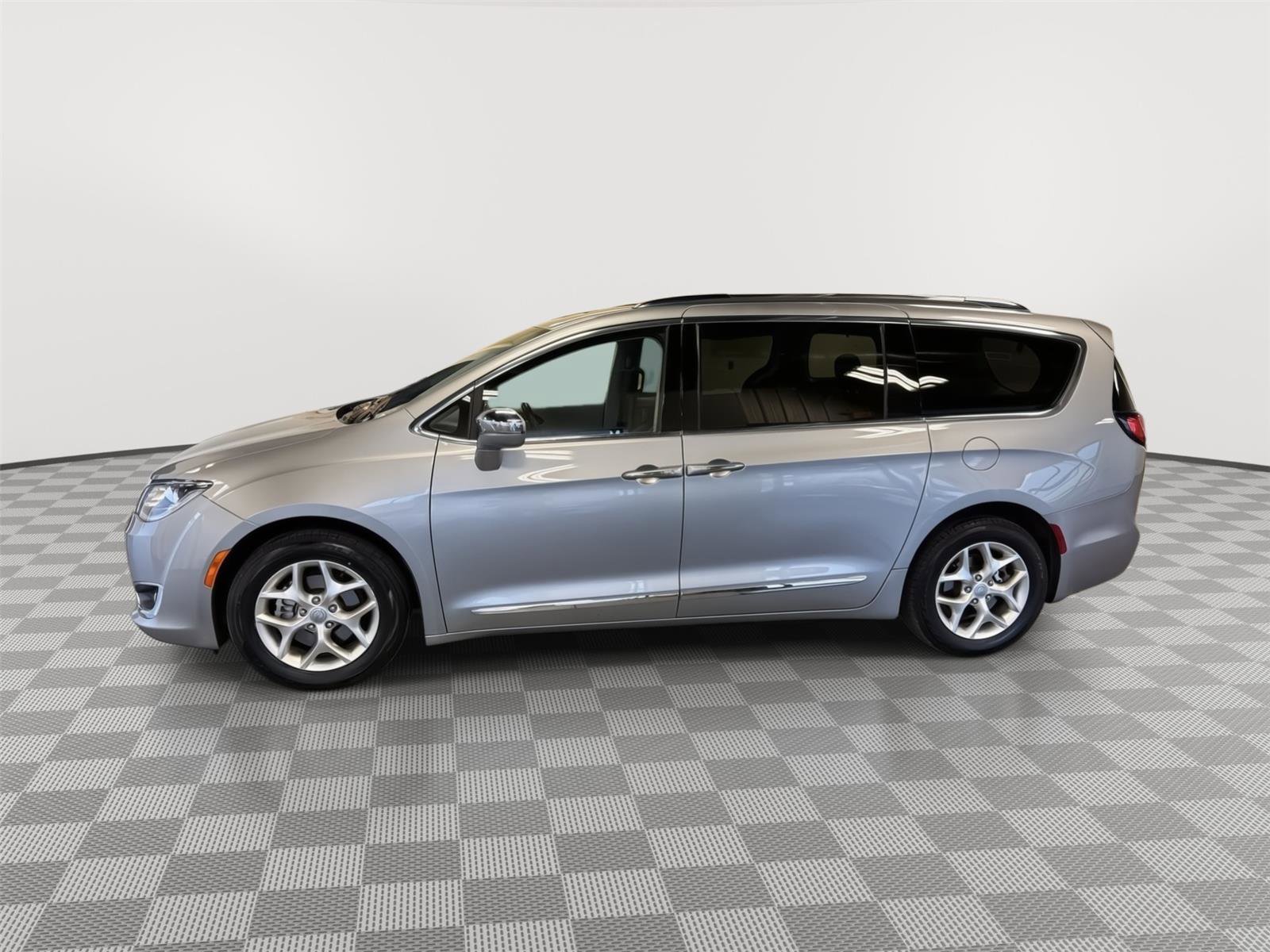 Used 2020 Chrysler Pacifica Limited image 2