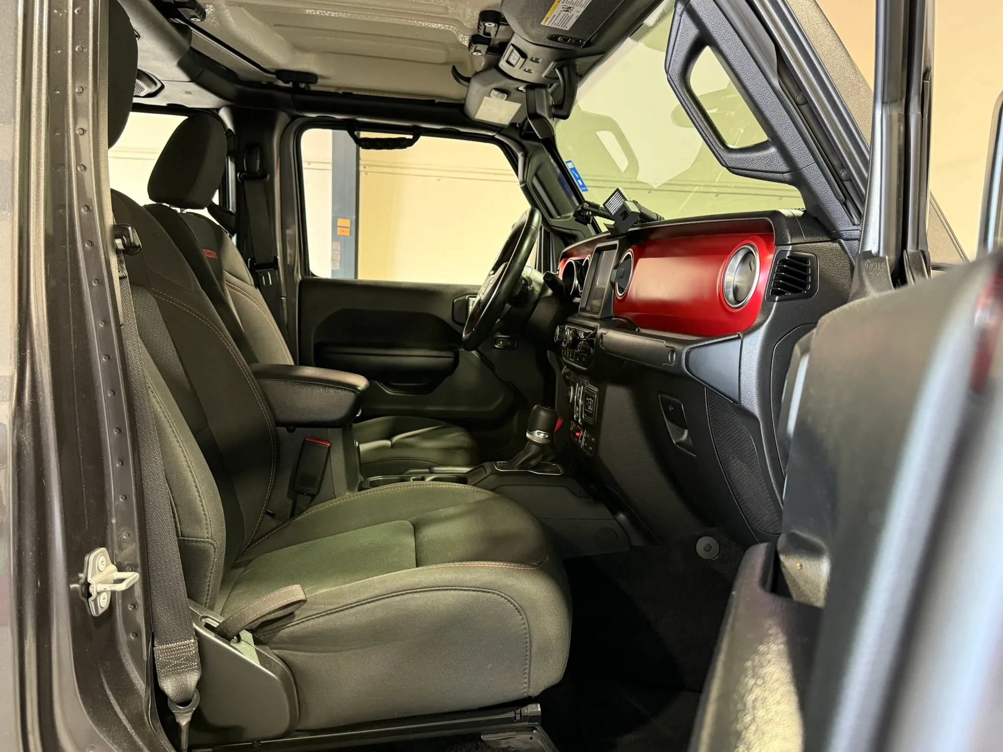 Used 2021 Jeep Gladiator Rubicon AWD/4WD image 17