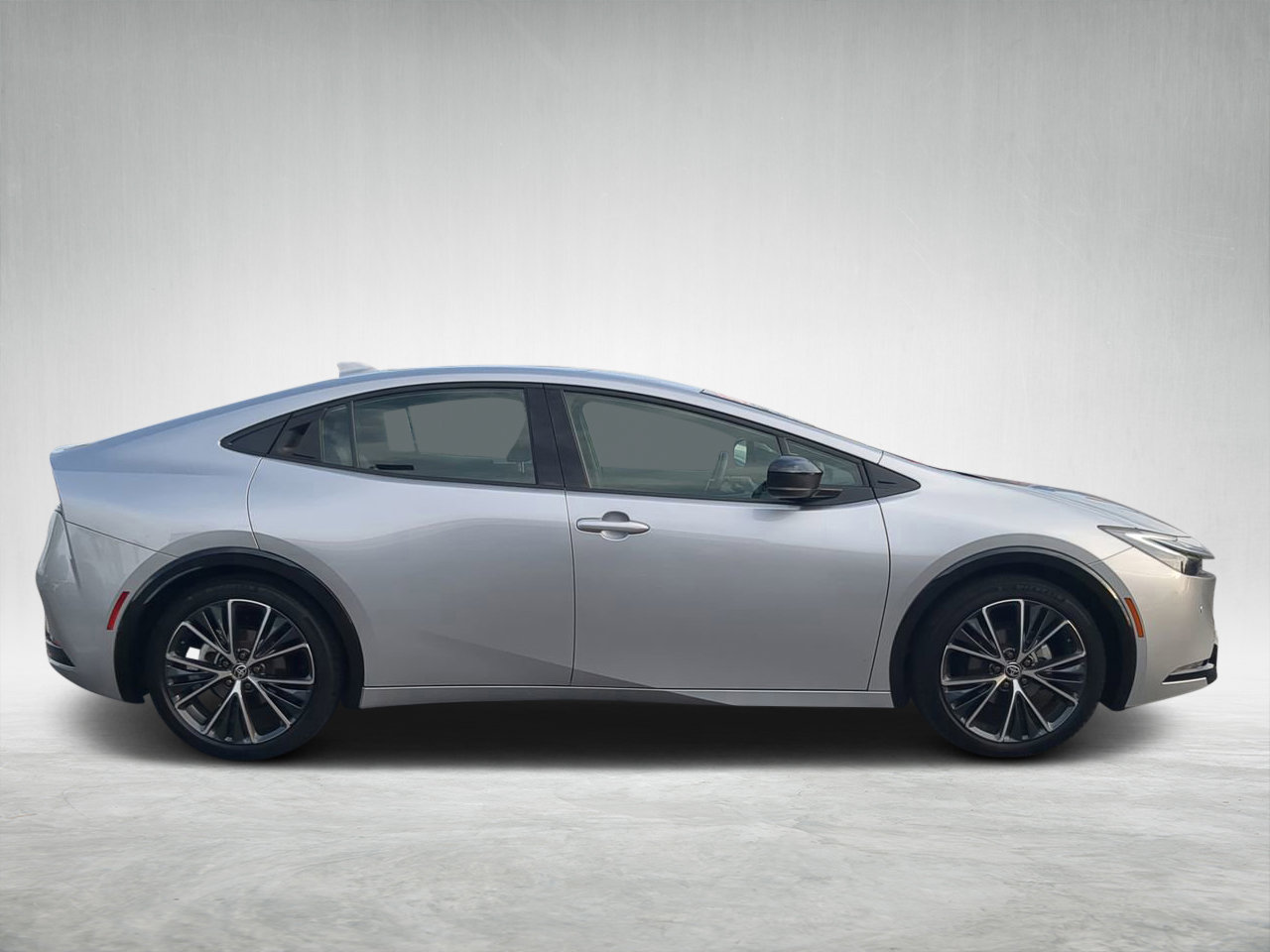 Used 2023 Toyota Prius XLE image 2