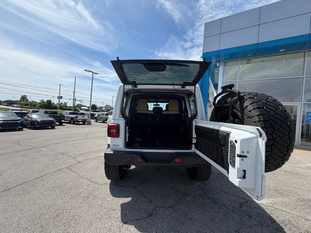 Used 2018 Jeep Wrangler Unlimited Sahara AWD/4WD image 9