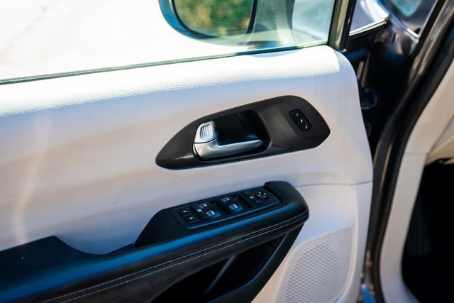 Used 2020 Chrysler Pacifica Limited image 28