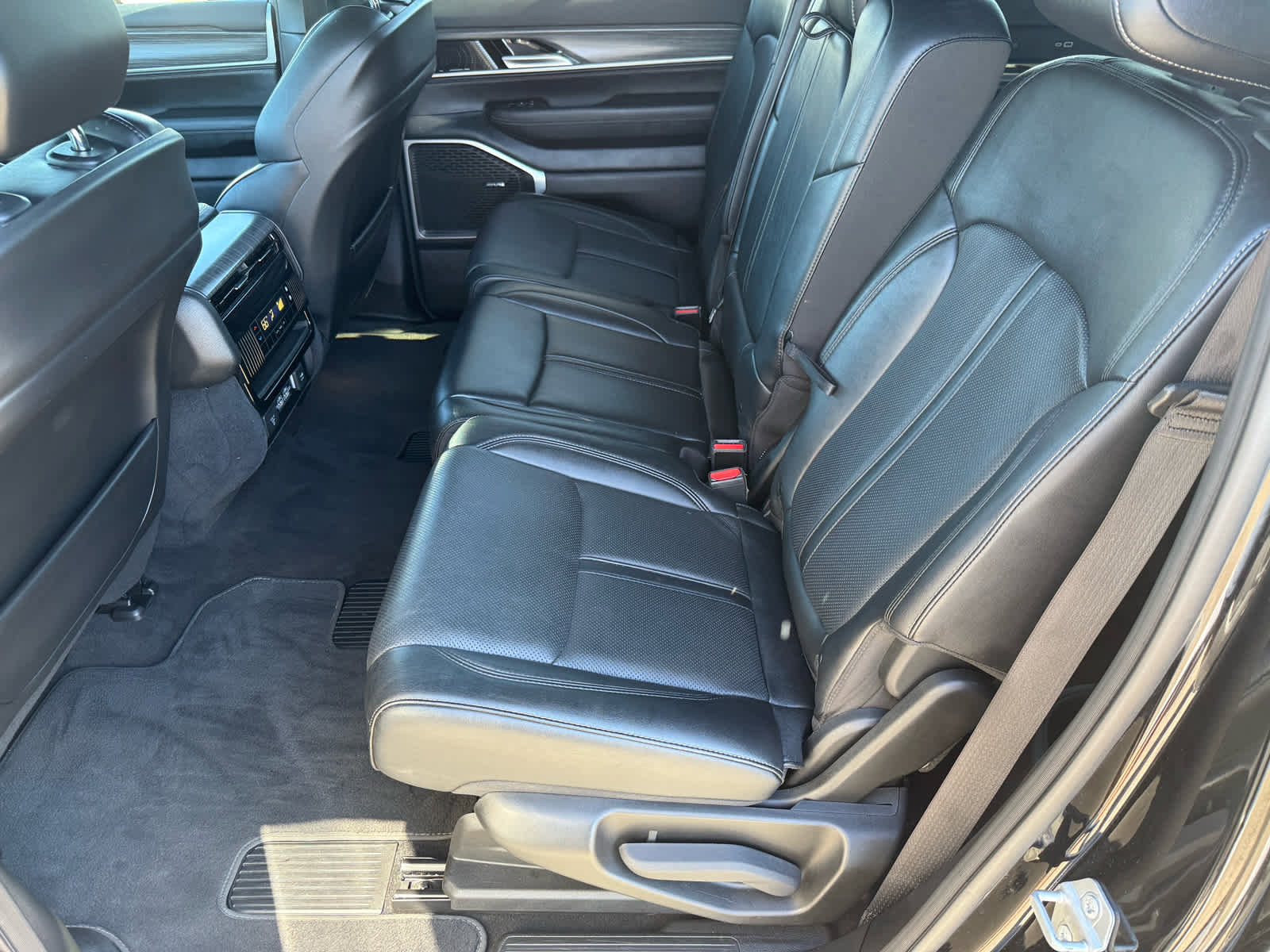 Used 2023 Jeep Wagoneer L Series II image 11