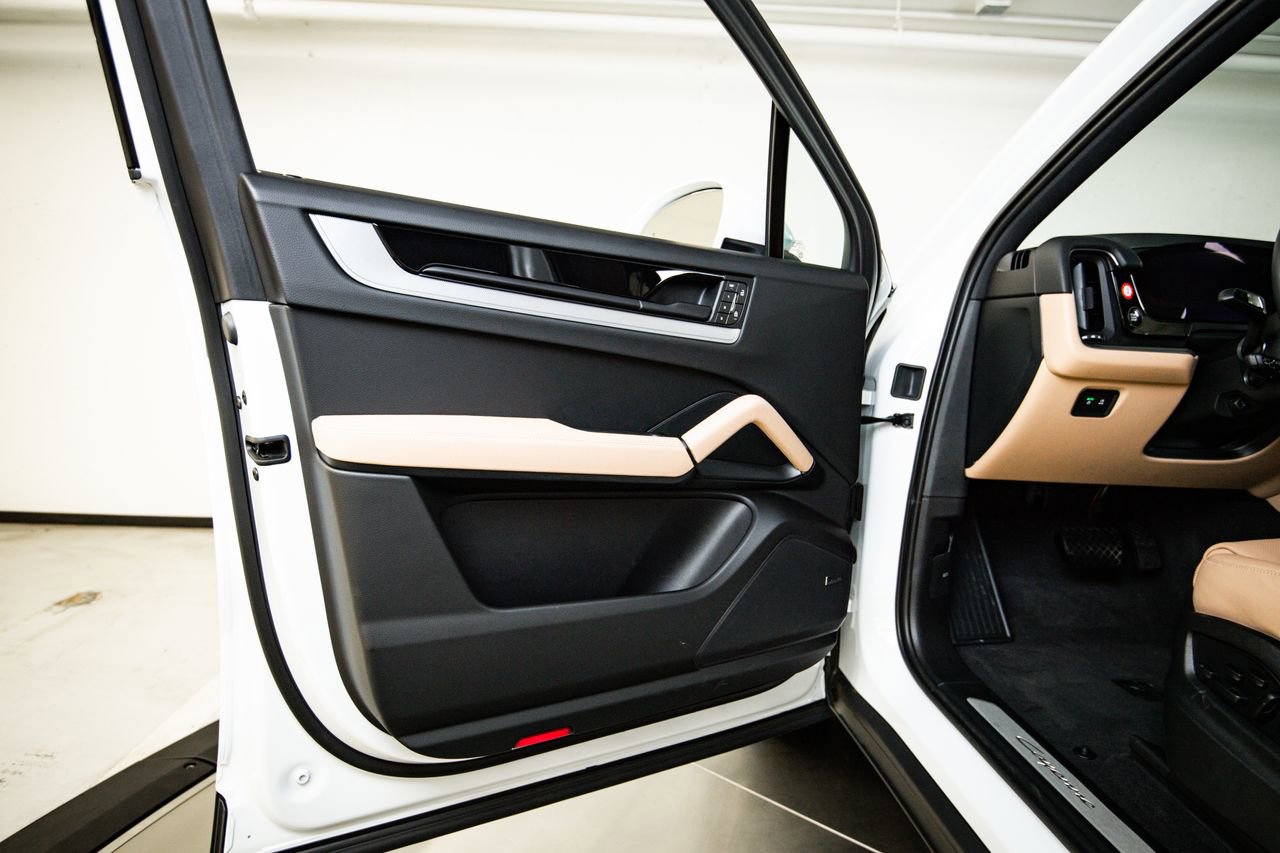 Certified 2025 Porsche Cayenne AWD/4WD image 23