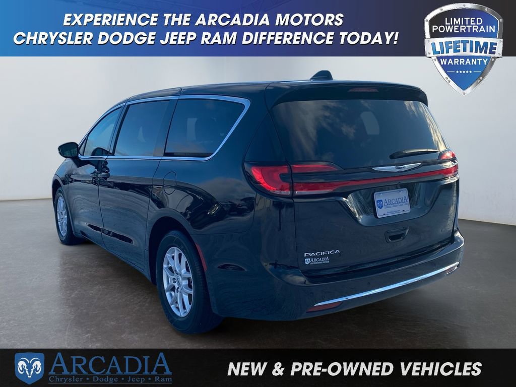 Used 2024 Chrysler Pacifica Touring-L image 3