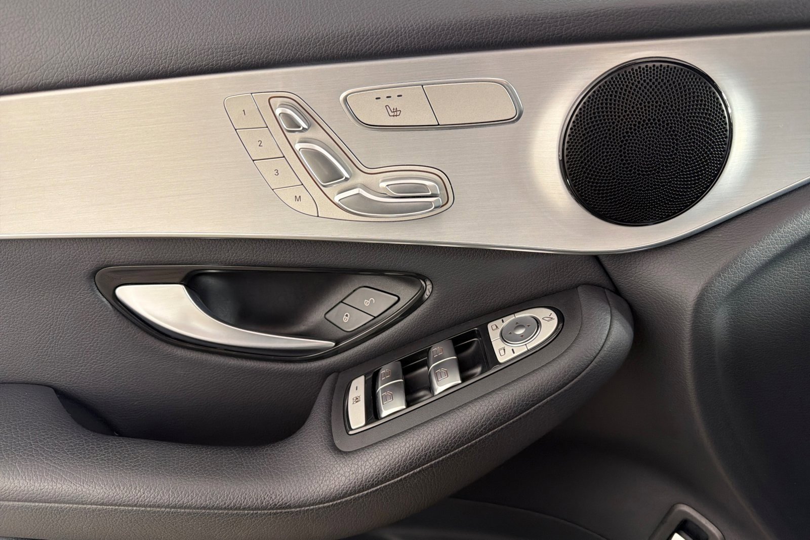 Used 2022 Mercedes-Benz GLC 300 w/ Premium Package Lite image 10