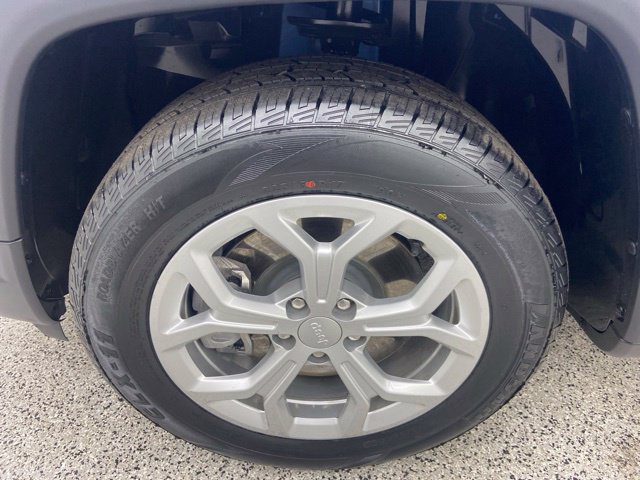 Used 2024 Jeep Compass Latitude AWD/4WD image 7