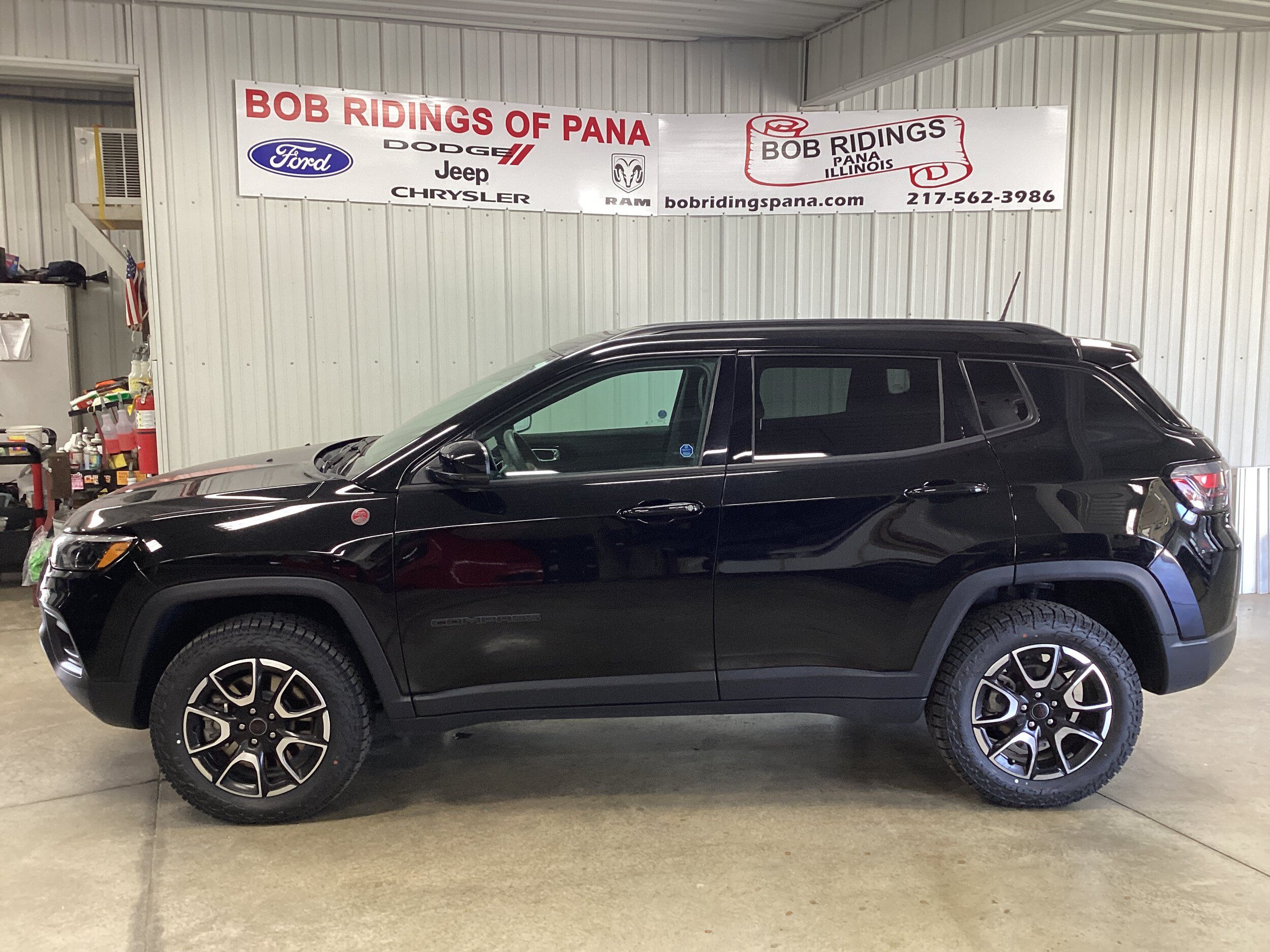 Used 2025 Jeep Compass Trailhawk w/ Trailhawk Elite Group AWD/4WD image 2