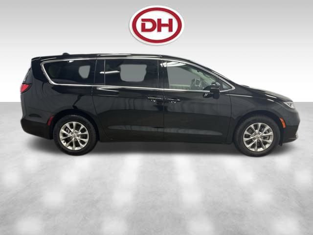 Used 2024 Chrysler Pacifica Touring-L image 2