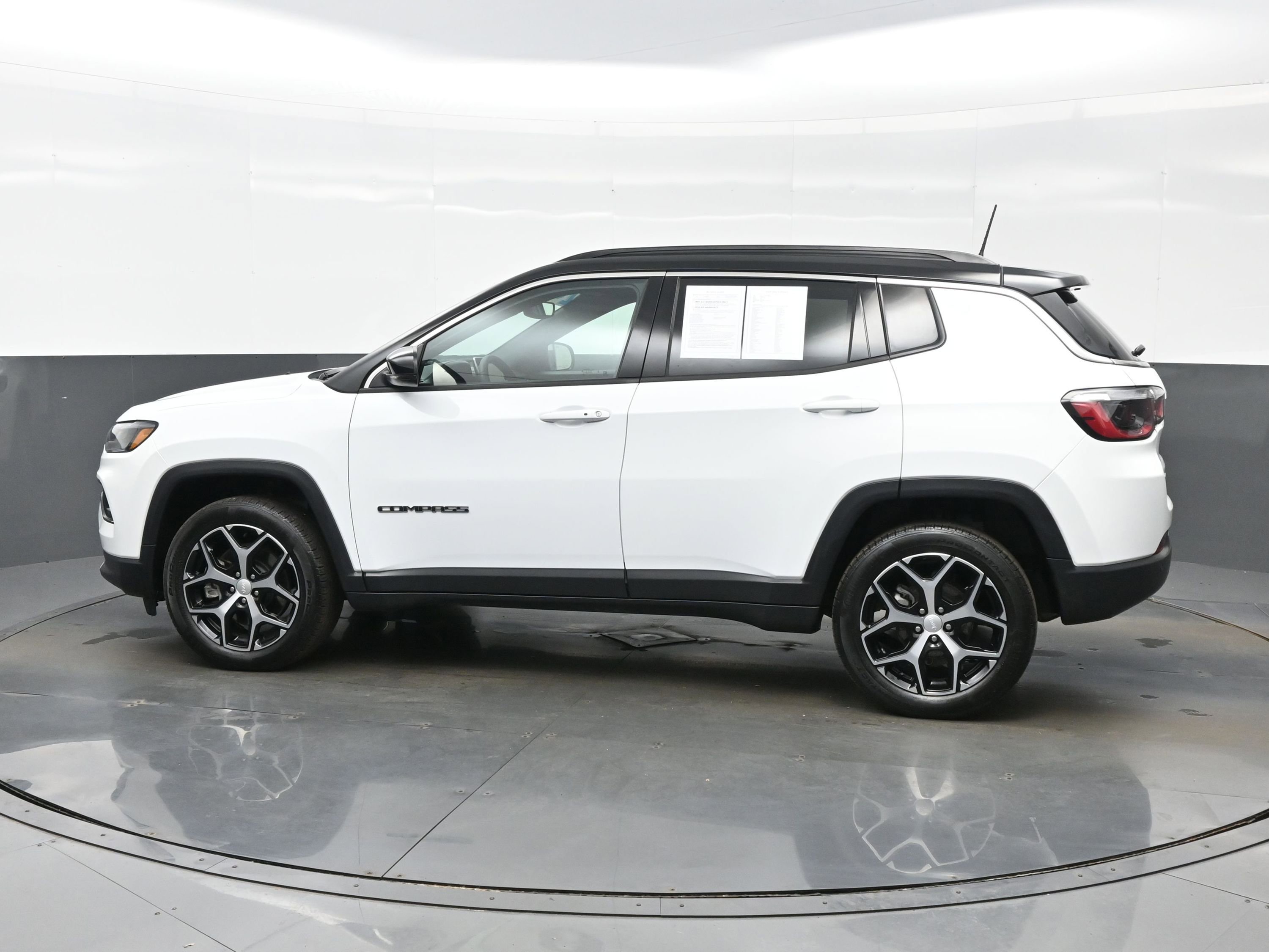 Used 2024 Jeep Compass Limited image 3