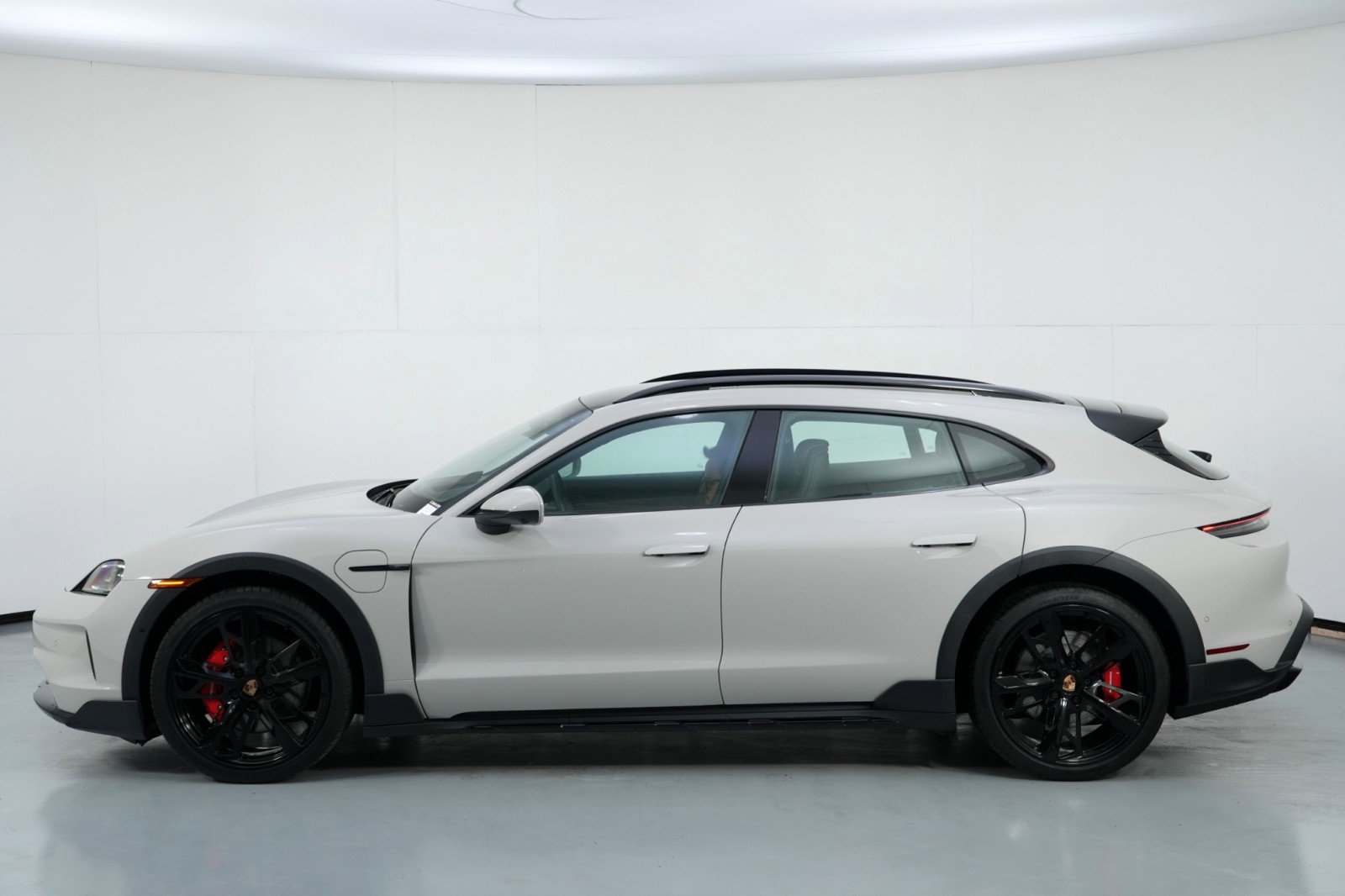 Used 2025 Porsche Taycan 4S w/ Premium Package image 54