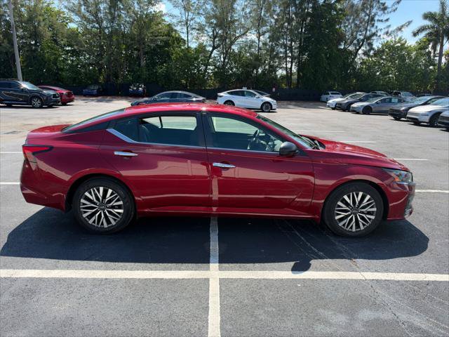 Used 2024 Nissan Altima 2.5 SV FWD image 8