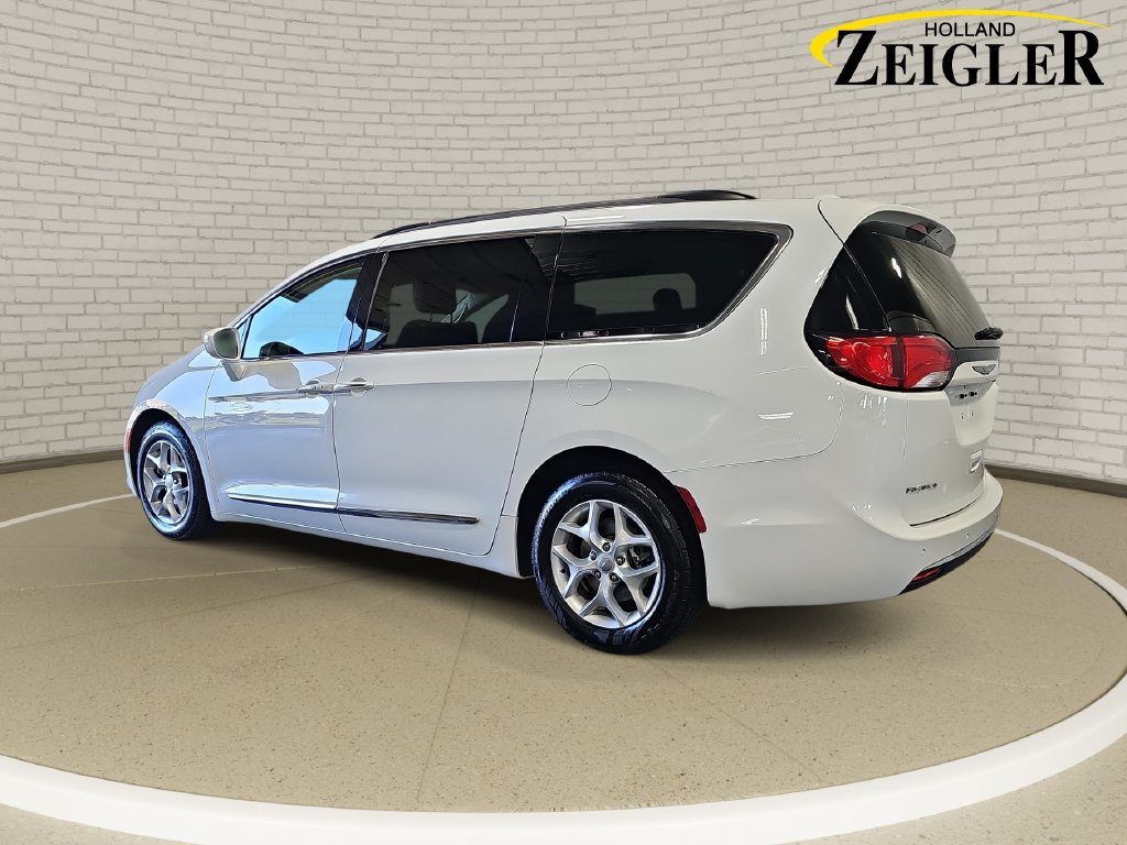 Used 2017 Chrysler Pacifica Touring-L w/ Tire & Wheel Group FWD image 7