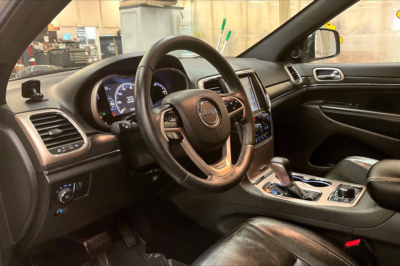Used 2017 Jeep Grand Cherokee Limited AWD/4WD image 18