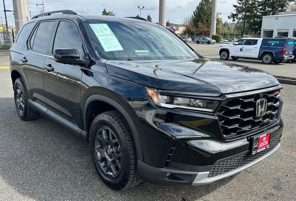 Used 2025 Honda Pilot TrailSport image 3