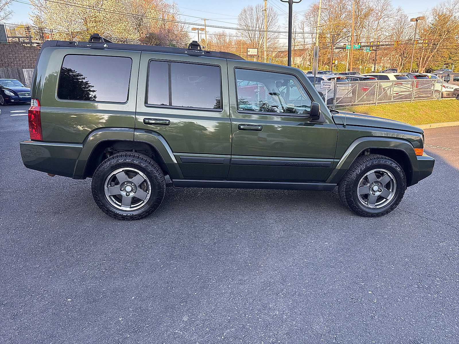 Used 2008 Jeep Commander Sport image 3
