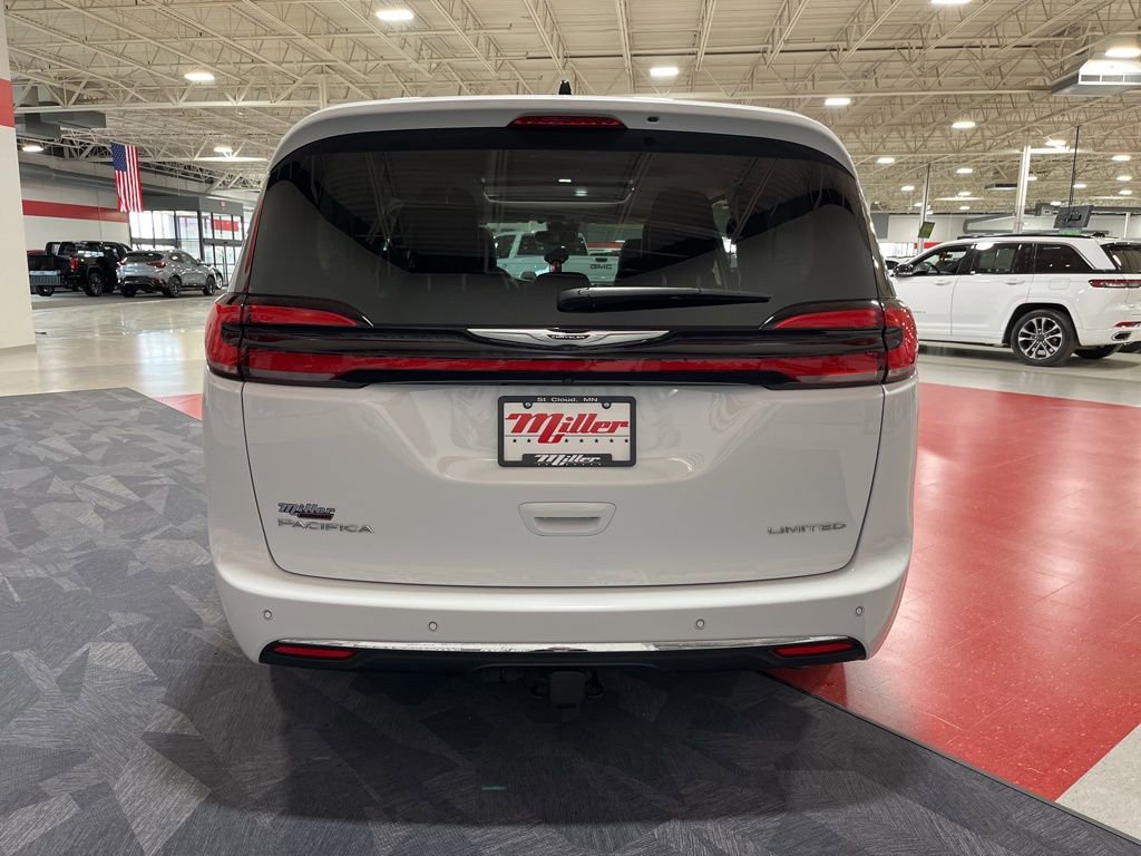 Used 2024 Chrysler Pacifica Limited w/ Trailer Tow Group FWD image 3