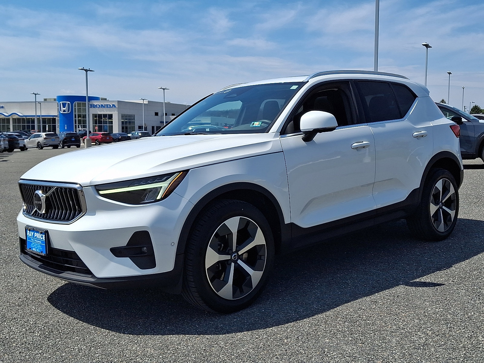 Certified 2023 Volvo XC40 B5 Plus w/ Driver Assist Package AWD/4WD image 3